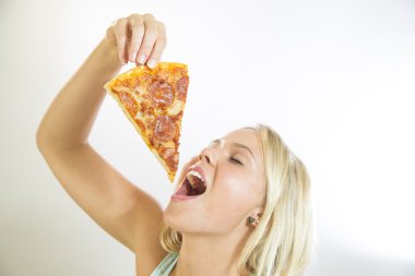 Pizza yiyen kadın.