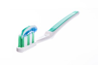 beyaz arkaplanda diş fırçası