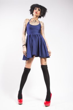 beyaz zemin üzerine dövmeli genç kız