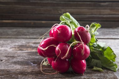 Tahta bir masada sebzeler