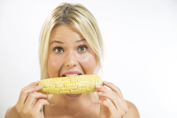 Mulher comendo milho — Fotografia de Stock