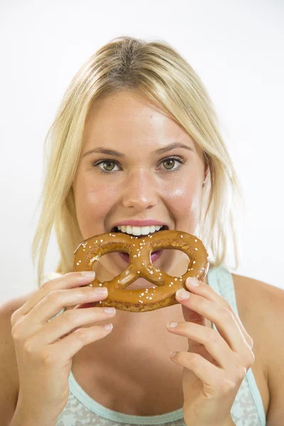 プレッツェルを食べる女性 — ストック写真