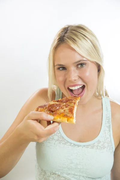 Frau isst Pizza — Stockfoto