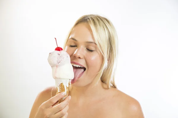 Frau isst Eis — Stockfoto