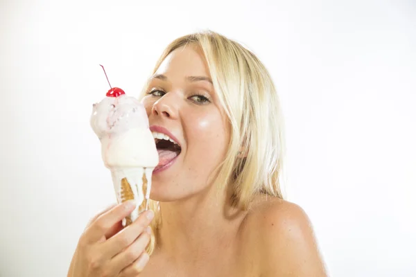 Žena jí zmrzlinu — Stock fotografie