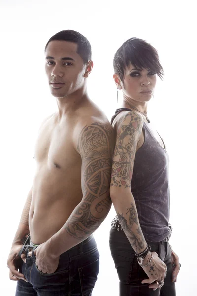 genç adam ve sırt sırta duran kadın