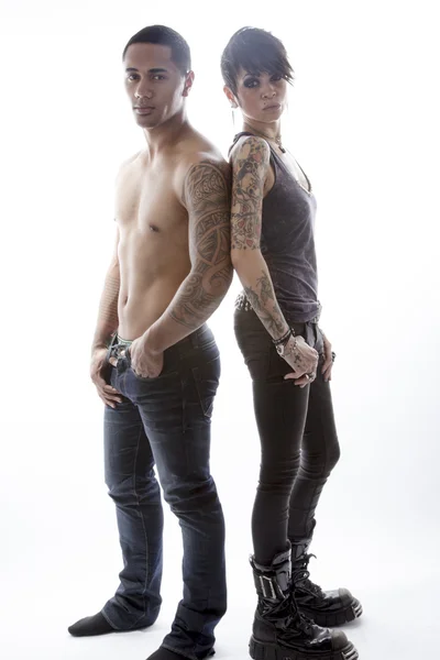 genç adam ve sırt sırta duran kadın