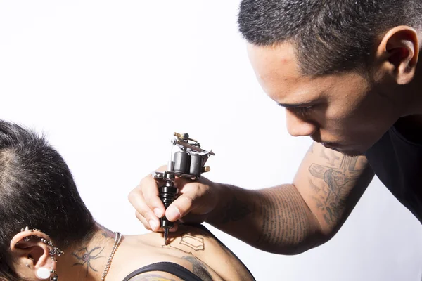Jeune femme se faire tatouer — Photo