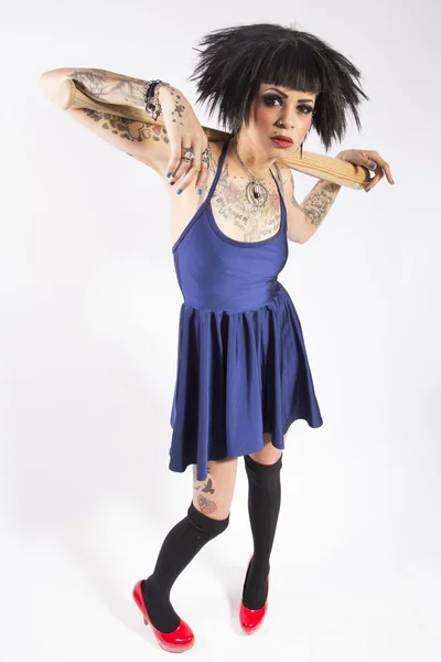 Chica joven con tatuajes en un fondo blanco —  Fotos de Stock