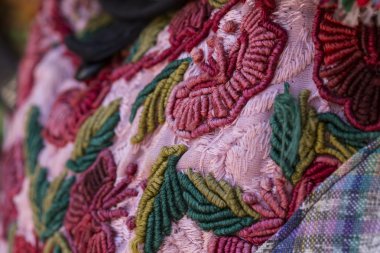 renkli dikişli kumaş