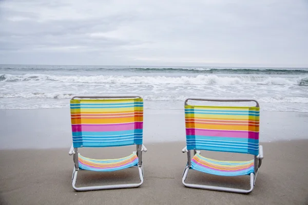 Dvě prázdné plážová lehátka — Stock fotografie