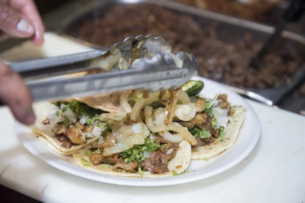 Förbereda tre kyckling tacos — Stockfoto