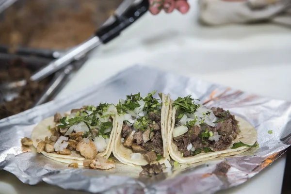 Üç carne asada tacos — Stok fotoğraf