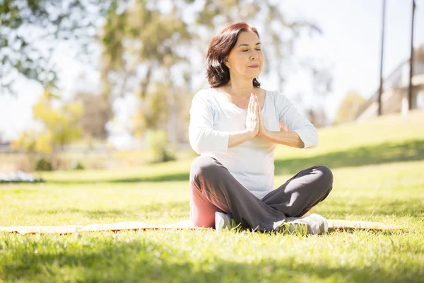 Olgun kadın meditasyon