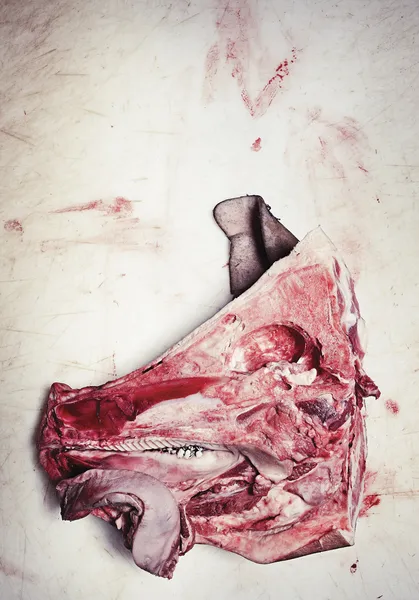 Boğazlanan domuz kafası