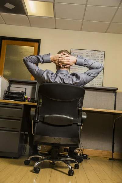 Homem relaxante por um momento no trabalho — Fotografia de Stock