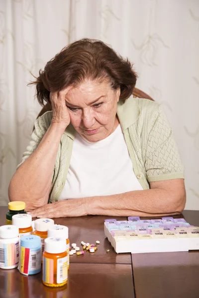 Ältere Frau mit Medikamenten — Stockfoto