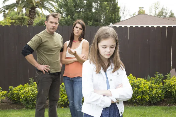 Mom and dad angry at their daughter — Stock Photo, Image