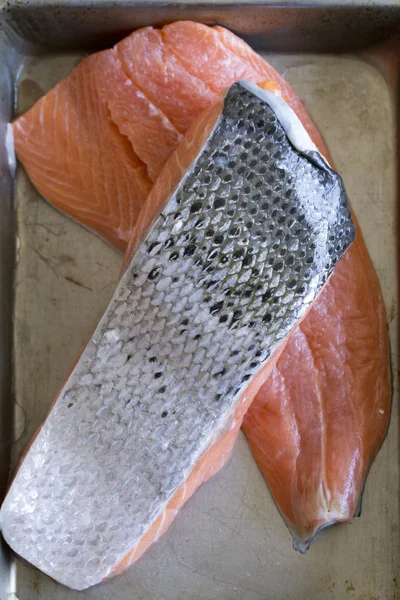 Bifes de salmão em uma bandeja de metal Imagem De Stock