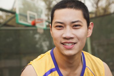 basketbol sahasında genç adam