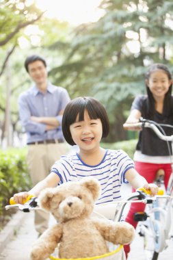 kız anne izle iken onların bisiklet binmek