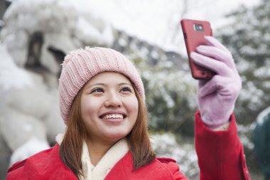 kadın alarak resmi cep telefonu ile
