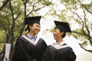 genç mezunlar kampüs yürüyüş