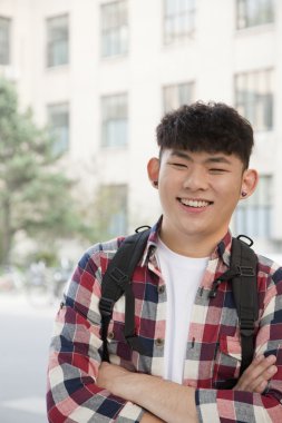 sırt çantası ile öğrenci