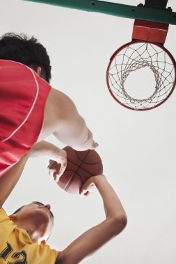 bir rebound için bekleyen basketbolcular
