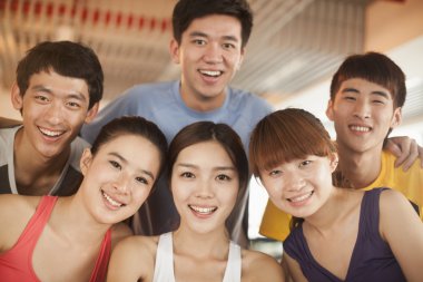 spor salonunda, gençlerin grup portre
