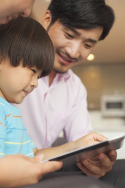 oğlu ve ailesi dijital tablet kullanma