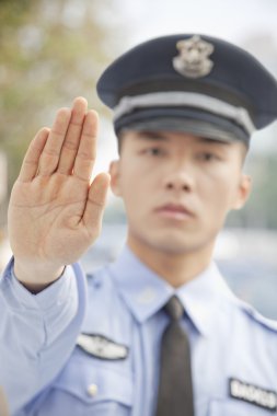 Polis memuru motioning durdurmak için
