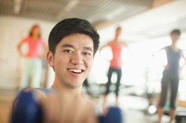 spor salonunda egzersiz genç adam