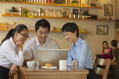 üç arkadaşın kafede oturan