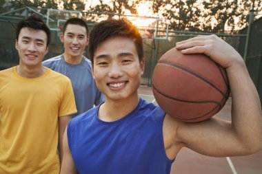 arkadaşlar basketbol sahasında portre