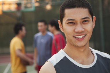 arkadaşlar basketbol sahasında portre