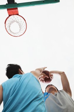 bir rebound için bekleyen basketbolcular