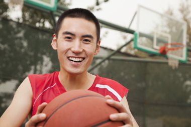 basketbol sahasında basketbol genç erkekle
