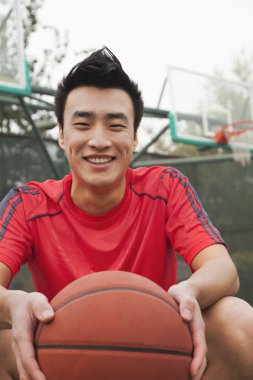 basketbol sahasında basketbol genç erkekle