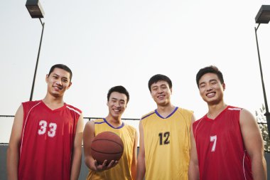 Basketbol Takımı ayakta ve gülümseyerek, portre