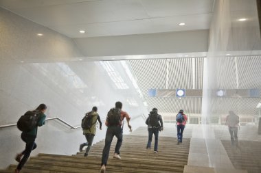 yolcular üst katta çalışan
