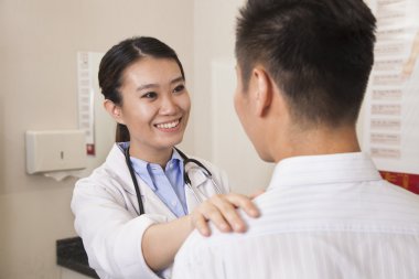 kadın doktor erkek hasta ile