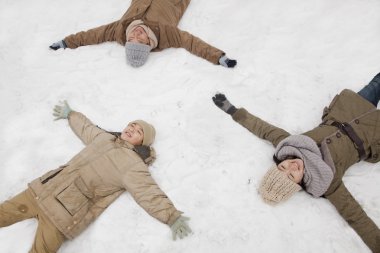 famiglia posa in neve rendendo gli angeli della neve