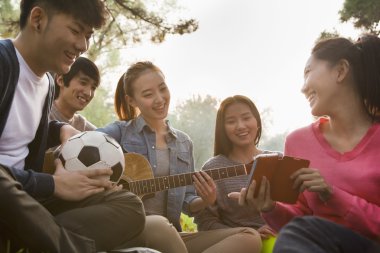 parkta takılıyorum gençler