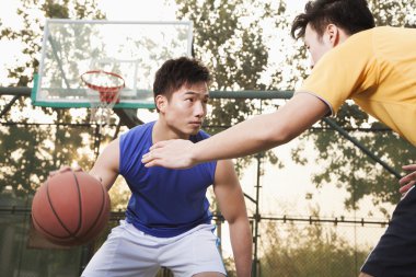 basketbol sahasında iki sokak basketbol oyuncuları