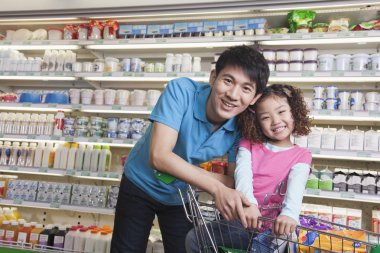 Baba ve kızı süpermarkette alışveriş