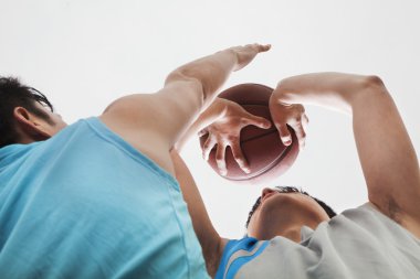 bir rebound için bekleyen basketbolcular