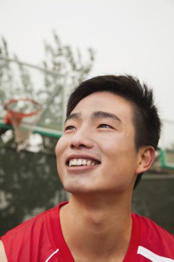 basketbol sahasında genç adam