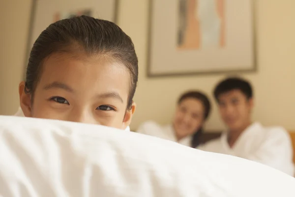 Família feliz na cama — Fotografia de Stock