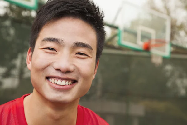 Young man on the basketball court — Stock Photo, Image